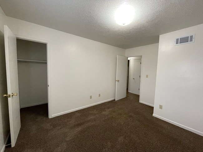 Building Photo - 521-F S Silverwood Lane