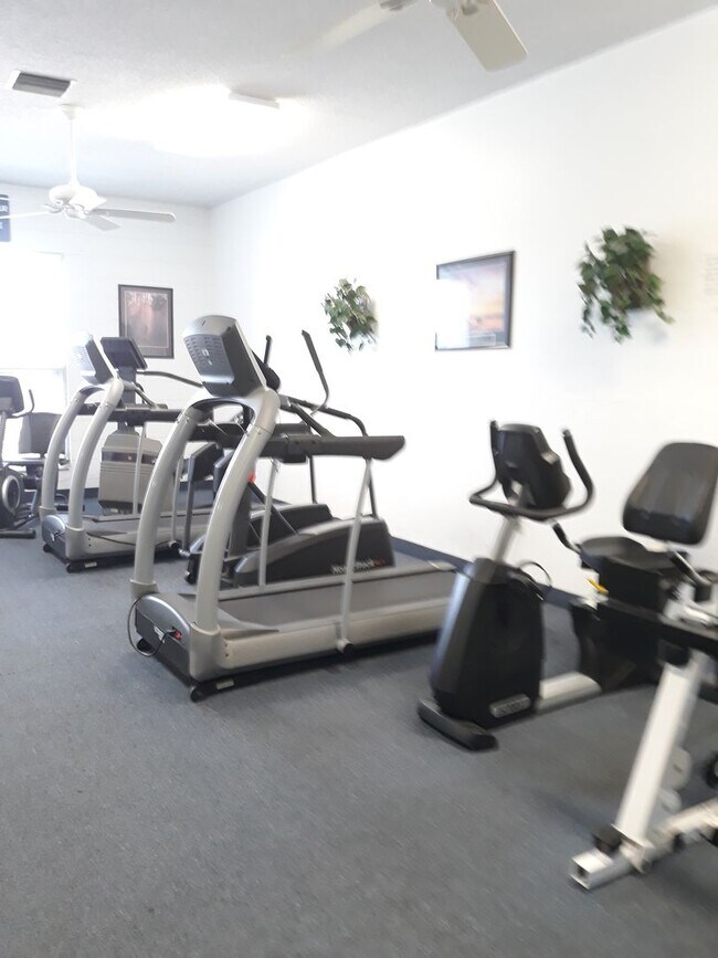 Building Photo - FABULOUS 3/2.5 Townhome In Wonderful Lake ...