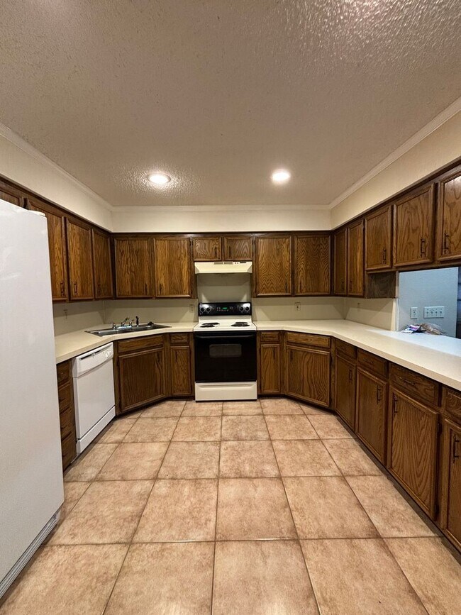 Building Photo - 6008-6010 Shelton St