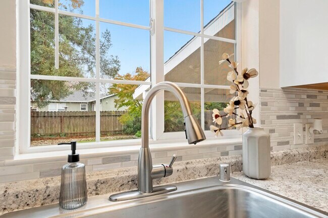 Building Photo - 2561 Pacific St