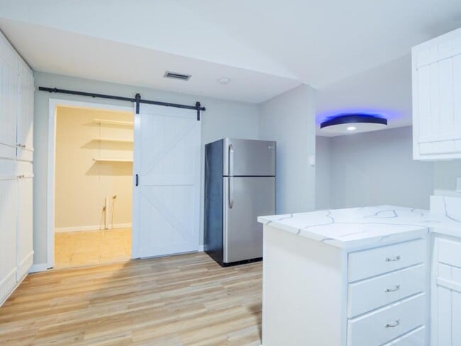 Building Photo - 804 Lakeland Ave