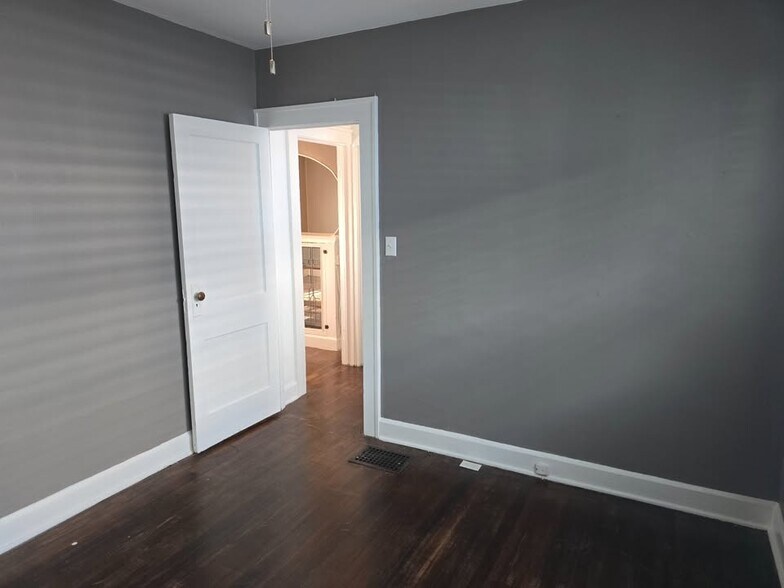 Building Photo - 709 N Drexel Ave