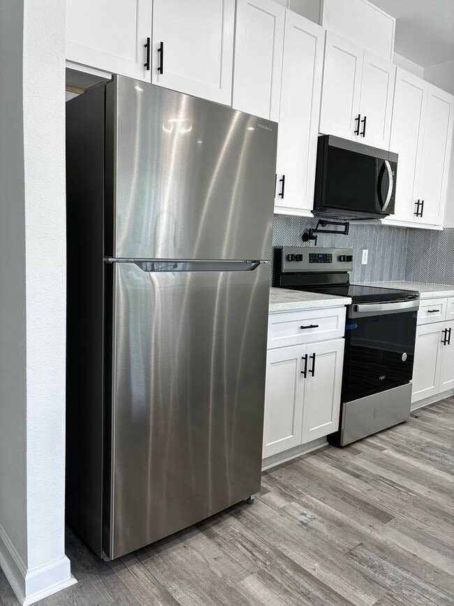 Building Photo - Modern Townhome Living Near the Medical Ce...