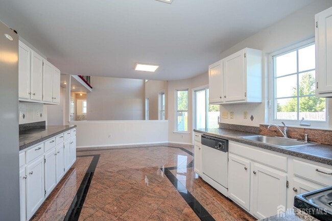 Building Photo - 27 Samantha Dr