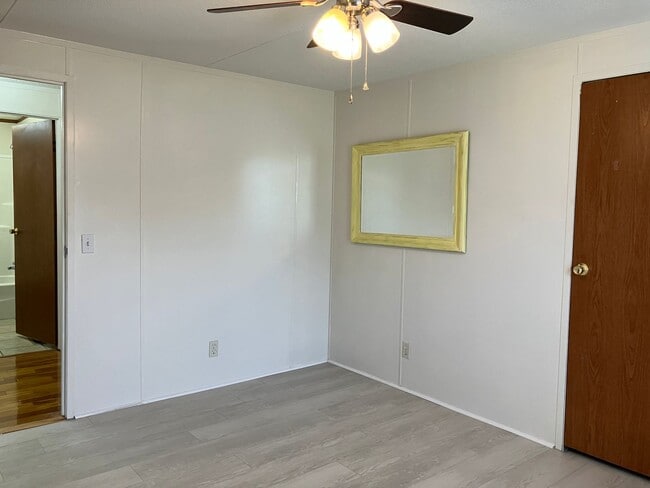 Building Photo - Three Bedroom Home in Hickory