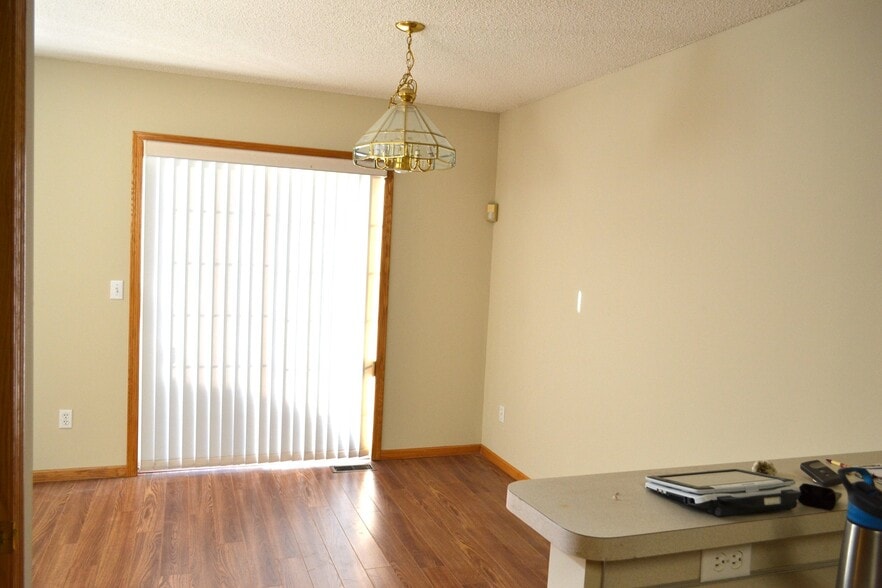 Building Photo - 1033 Lovell Ave W