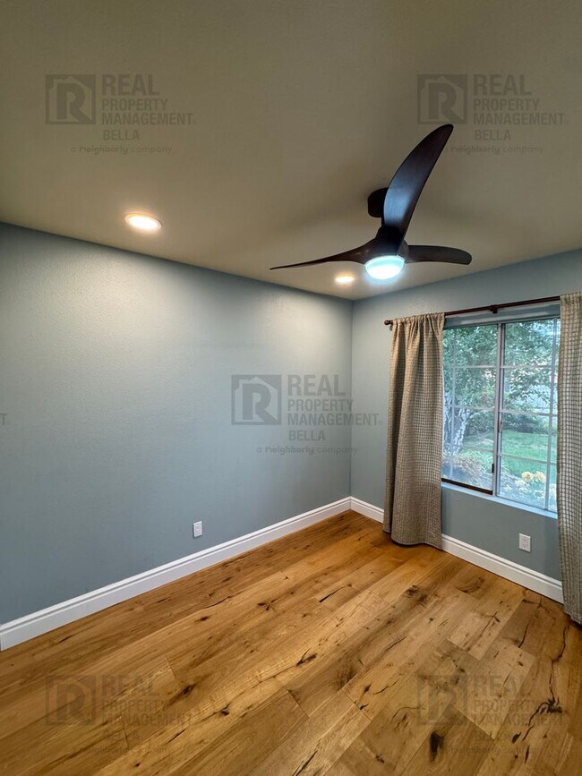 Building Photo - Spacious & Stylish Living in the Heart of Lake Elsinore