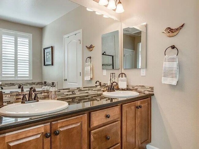 Building Photo - 2 Bed/2 Bath that is beyond expectations!!