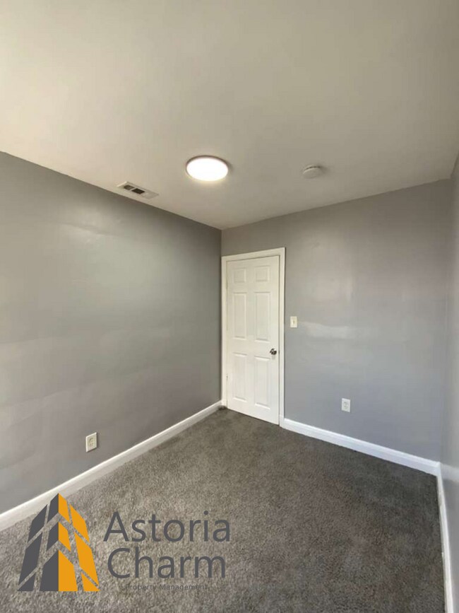 Building Photo - 3 Bedroom Home with Den and Fenced Yard in Quiet Neighborhood