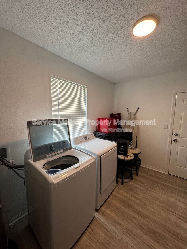 Building Photo - 4213 Queens Ct