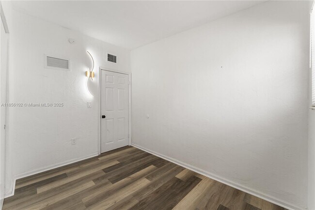 Building Photo - 290 NW 29th Ave