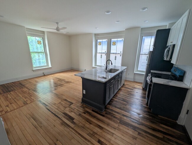 Building Photo - Newly renovated, modern apartment in historic Covington