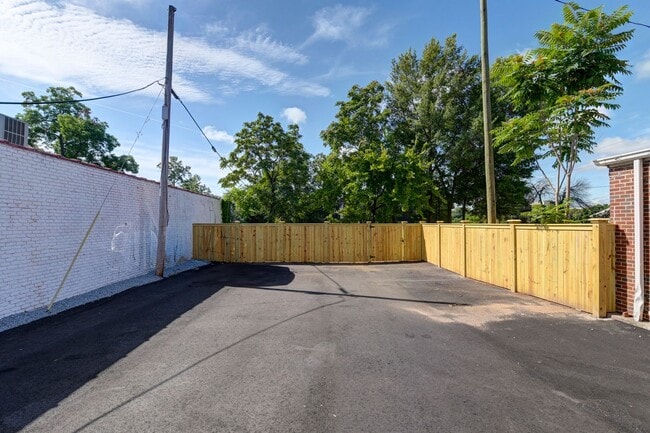 Building Photo - Pre-Leasing for the 26-27 School Year! - M...