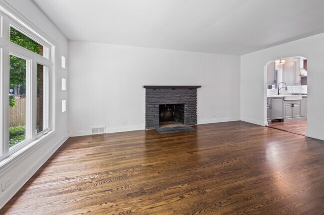 Building Photo - 6114 N Lenox Ave