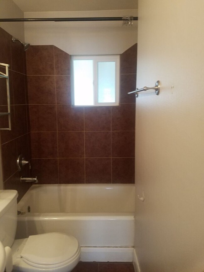 Building Photo - Charming Main level apartment