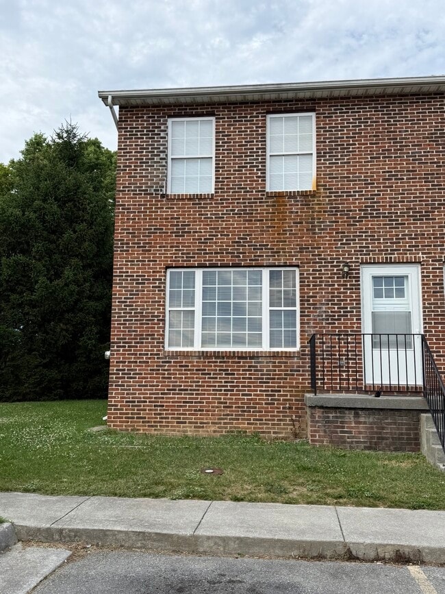 Building Photo - 1014 Bridle Ct