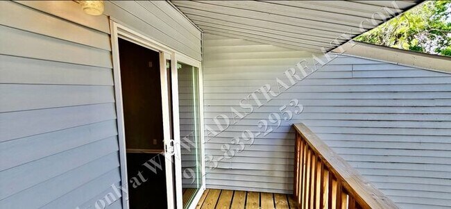 Building Photo - Nice Updated 3 Bed, 1 Bath in KCK-Availabl...