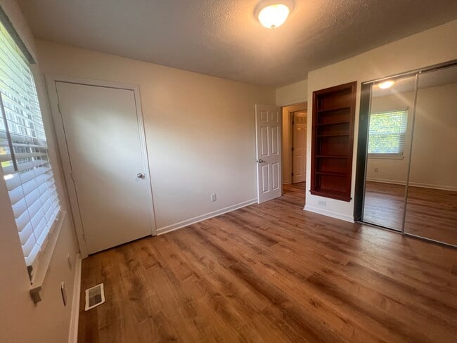 Building Photo - 802 Taper Ct