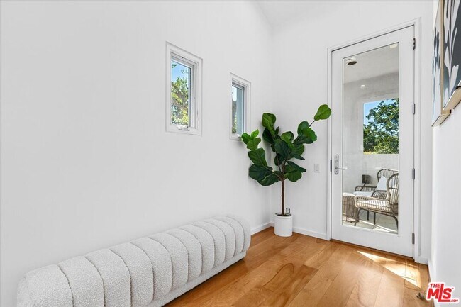 Building Photo - 211 S Valley St