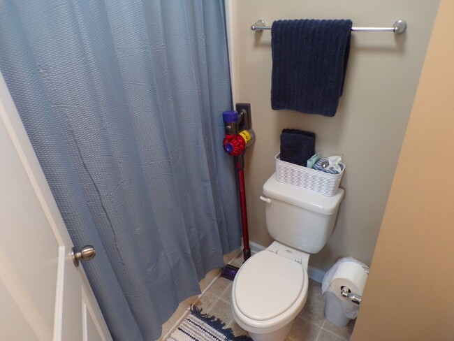 Building Photo - Two Bedroom Two and half Bathrooms Townhome!