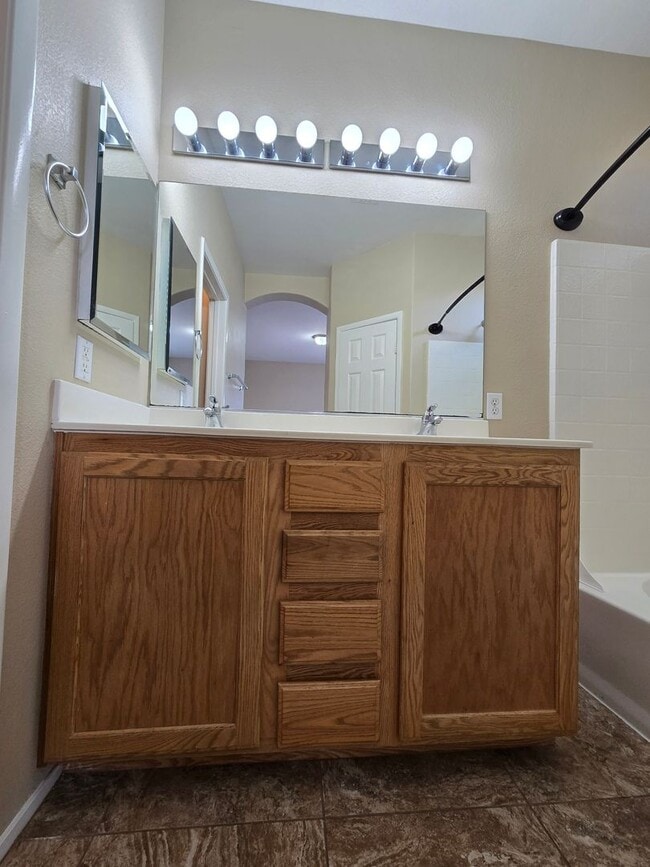 Building Photo - A Fabulous 3 Bedroom Townhouse close to NA...
