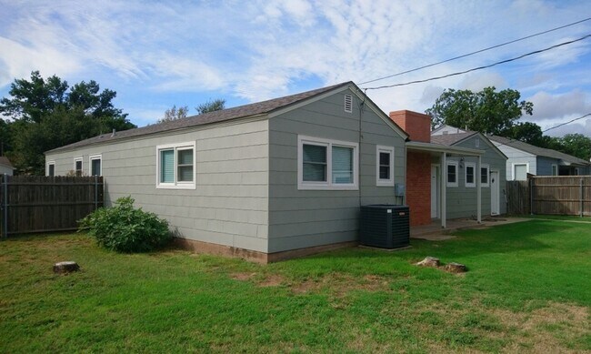 Building Photo - Immaculate renovated Mid Century with all ...