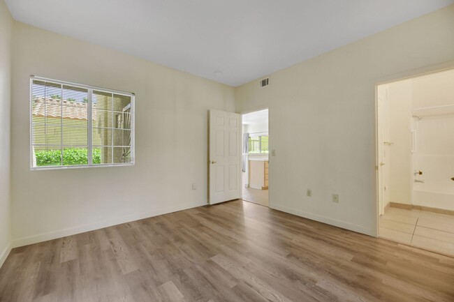 Building Photo - Downstairs 2 bedroom condo in Green Valley