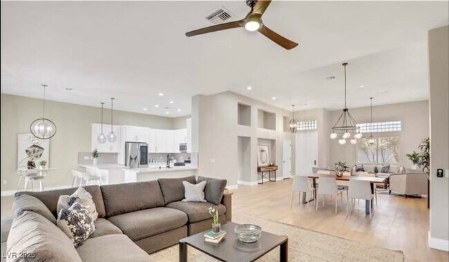 Building Photo - 2608 Desert Sands Dr