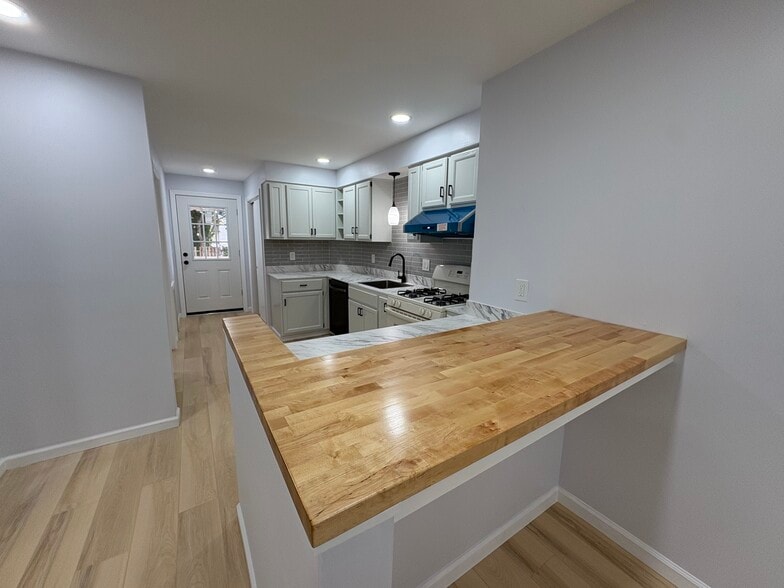 Large Kitchen - 29 Wood St