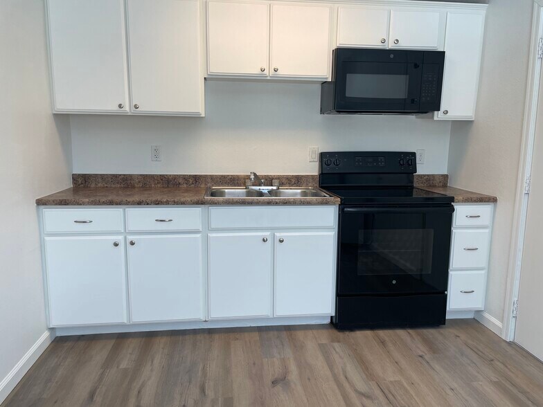 Building Photo - 1529 E Sunnyside Dr