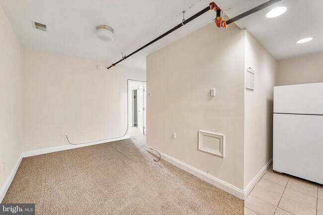 Building Photo - 1933 Christian St