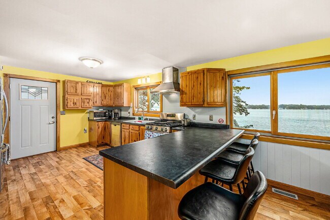 Building Photo - Year Round Rental Available on Wall Lake