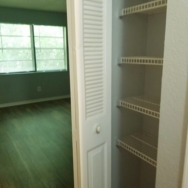 Building Photo - Oak Manor Apartments