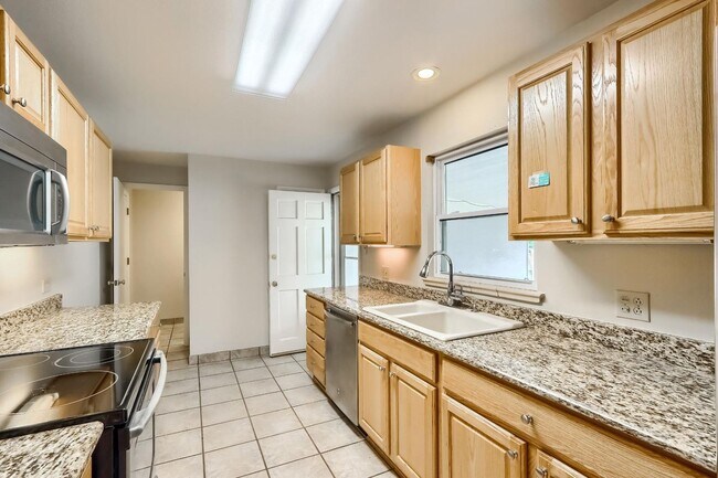 Building Photo - 2 Bedroom single family home in Denver