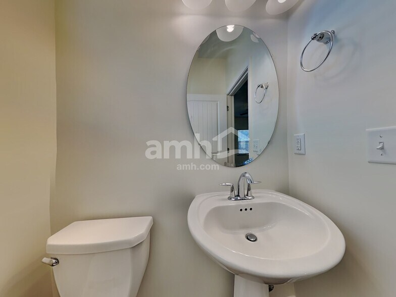 Building Photo - 3120 Creek Village Ln