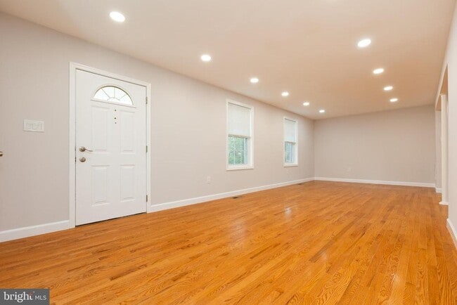 Building Photo - 9004 Roundleaf Way