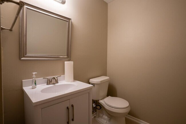 Building Photo - 2521 Crosstimbers St