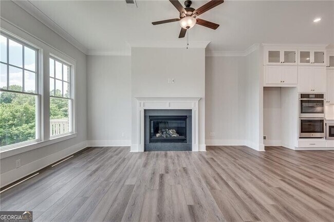Building Photo - 425 Maplewood Dr