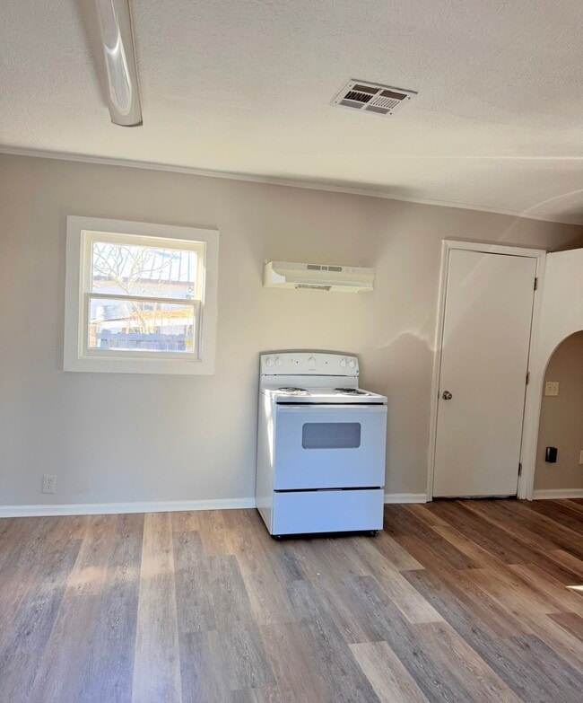 Building Photo - 921 N Pierce St