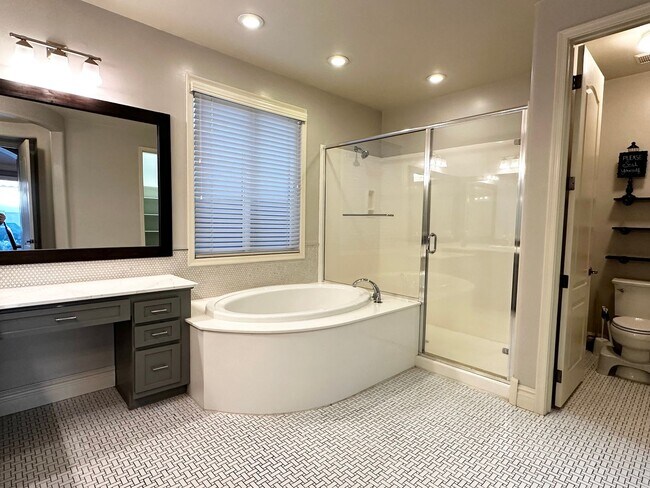 Building Photo - HIGHLY DESIRABLE AND SPACIOUS HOME FULLY EQUIPPED WITH SOLAR PANELS + LANDSCAPING INCLUDED