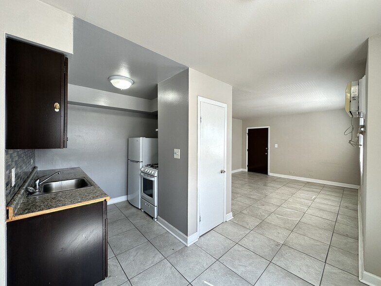 Building Photo - 9610 Ivanhoe Ave