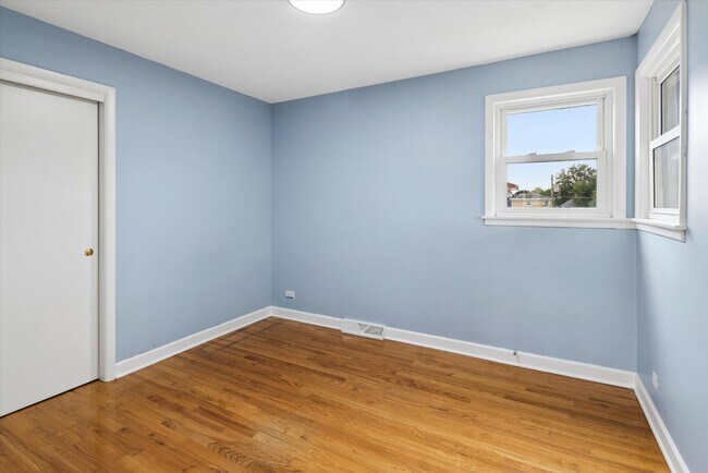 Building Photo - 6122 W Leland Ave