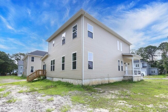 Building Photo - 438A Redwood Ave