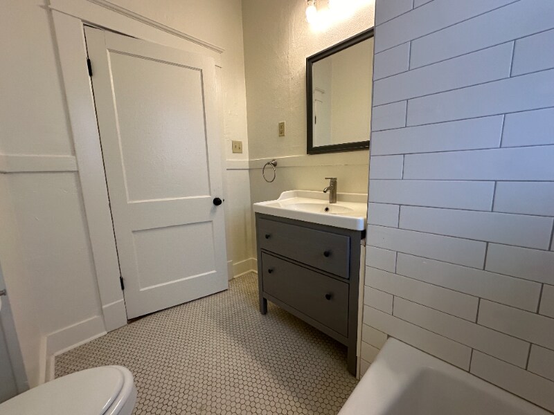 Building Photo - 1505 Center St