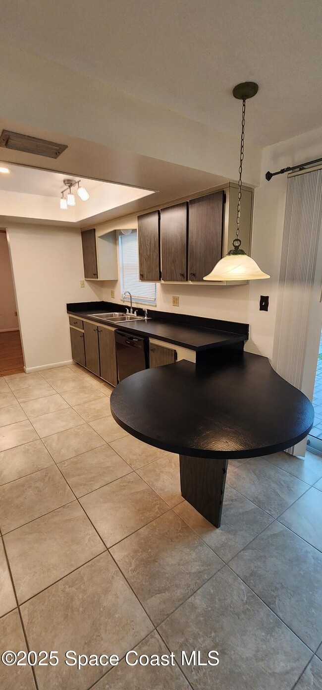 Building Photo - 109 Vía Havarre