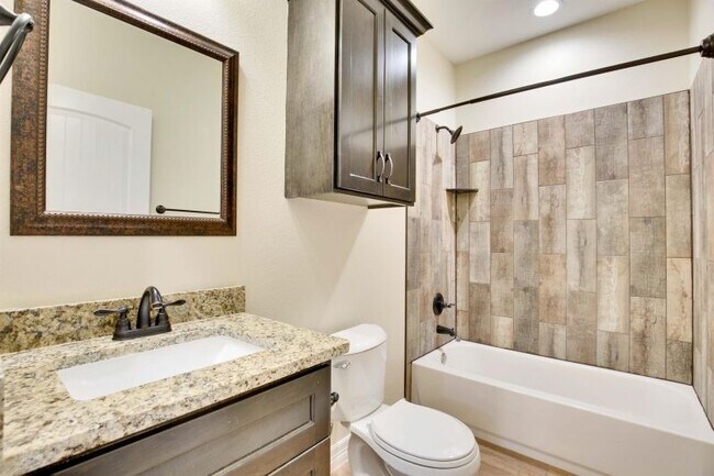 Building Photo - 118 N Buckhorn Dr