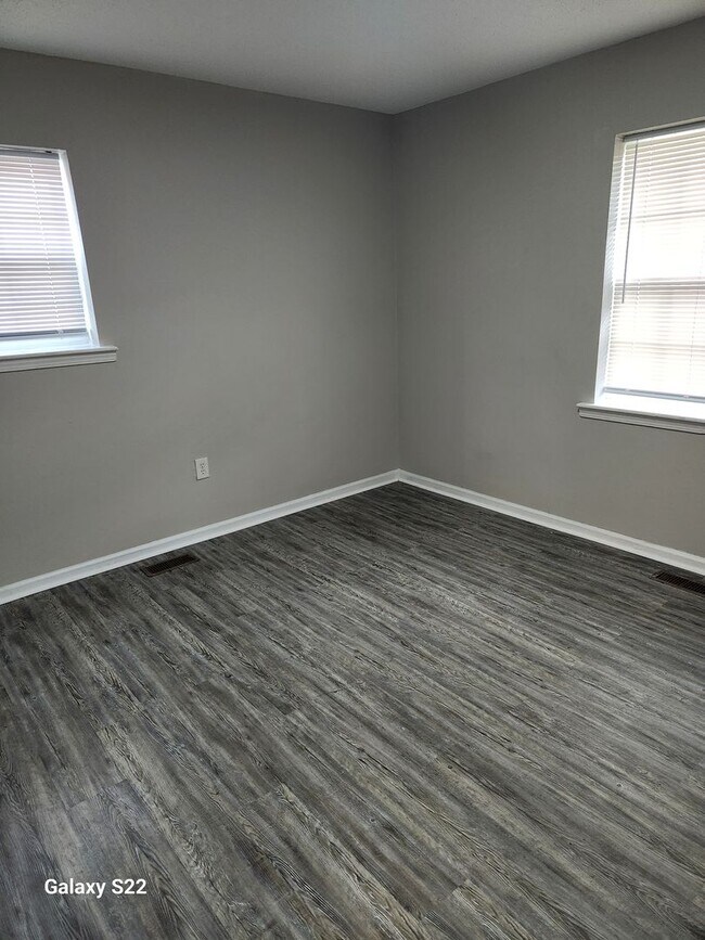 Building Photo - Two Bedroom, One Bath Apartment for Rent