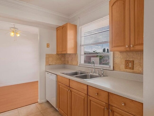 Building Photo - 4 Golfs Edge