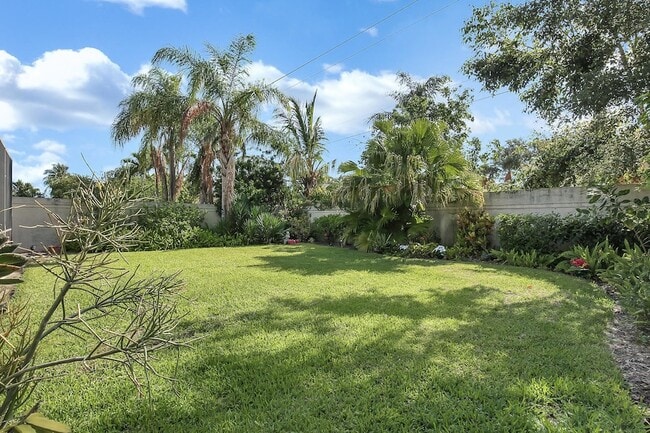 Building Photo - 211 E River Park Dr