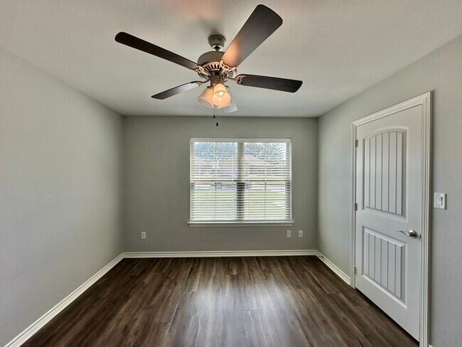 Building Photo - Available Now! 3 Bed 2 Bath in Flint!